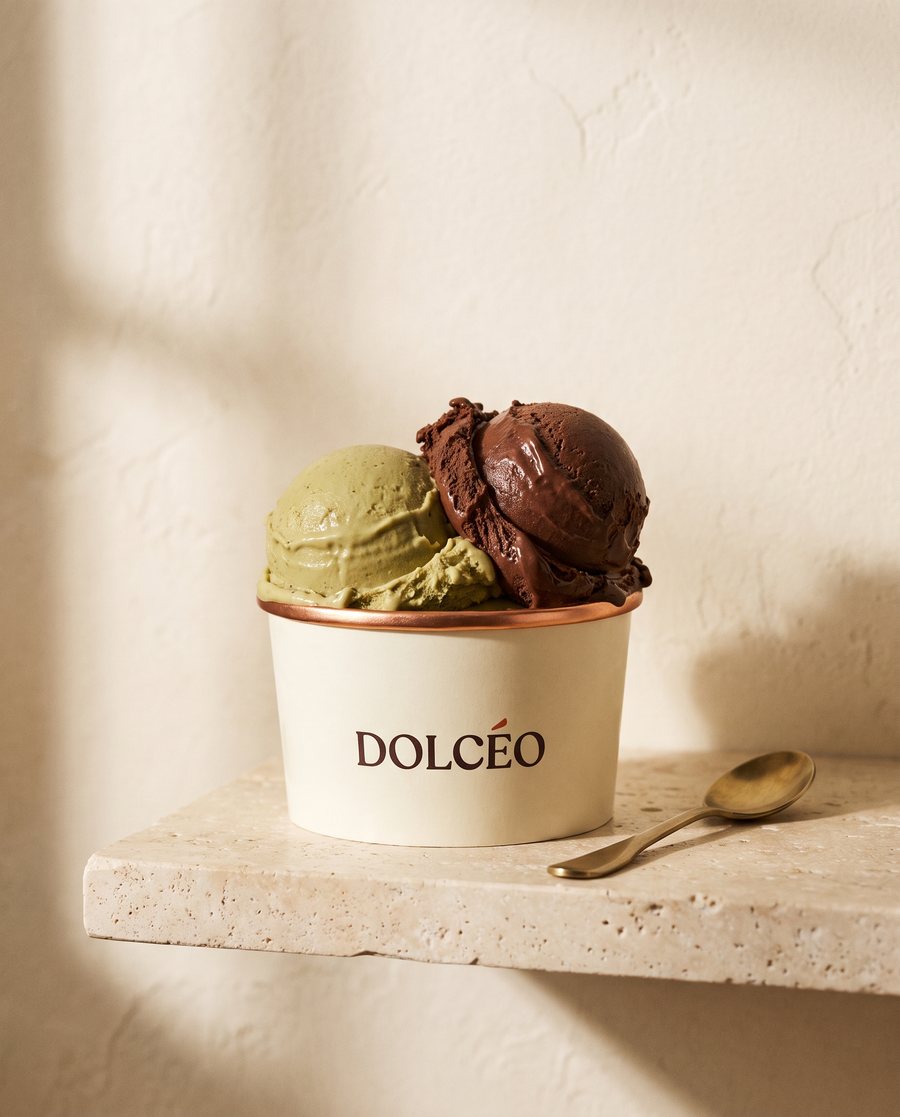 Twee bollen ambachtelijk gelato in een Dolcéo-beker